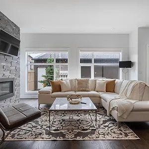 contemporary-luxury-4-bedroom-house-near-downtown.calgaryhotelsearch.com/